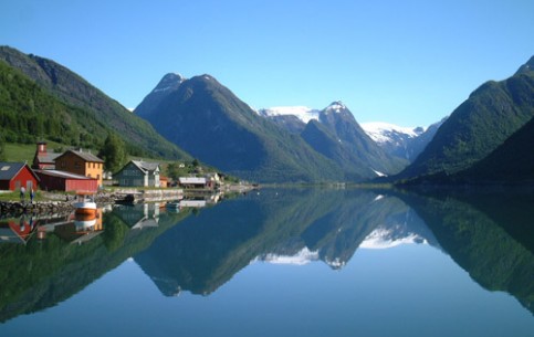 Норвегия привлекает удивительным ландшафтом атлантического побережья. Кроме круиза по фьордам интересны и лыжные курорты, экологические туры