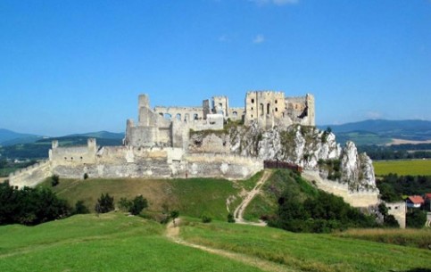 Словакия привлекает туристов увлекательными экскурсии по средневековым замкам и дворцам, горнолыжными и спа курортами