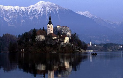 Проведите свой отпуск в Словении! Вас ждут лыжные курорты, отдых на озерах и морском побережье, экскурсии по историческим местам.
