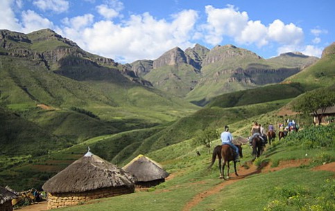 Лесото привлекает поклонников экологического туризма, треккинга – местные каньоны и водопады очень живописны 